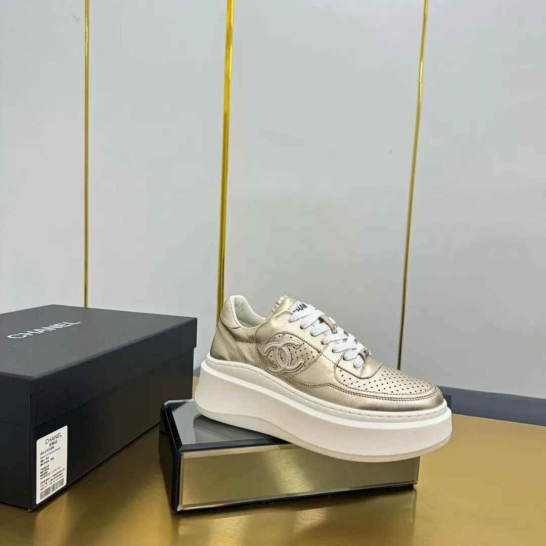👟👟Ex-factory price 600👟👟 Upgraded version, upgraded version, upgraded version! No rebuttal accepted! ! ! ! Chanel Chanel panda shoes! 2025 counter's top casual sports shoes. This classic design; the upper is electro-embroidered with a variety of techniques; the outsole is fashionable and sporty; the unusual inclusion of a variety of color matching elements... The diversified mix and match is very good-looking and versatile, and can be used for leisure, fashion, sports, and outdoor... ꫛꫀꪝ Go➫ Materials: ❶Upper made of: original imported first-layer silk cowhide + original waterproof cloth + original first-layer cowhide ❷Inner lining: Original Yangli+Net ❸Outsole based on: Original TPU combination outsole Counter boutique packaging complete set for women 35–41 👉 👉
